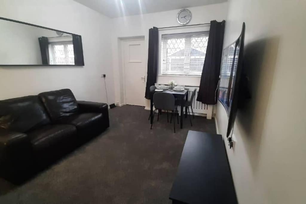 Entire Rental, Easy Reach To Etihad Stadium Manchester Extérieur photo