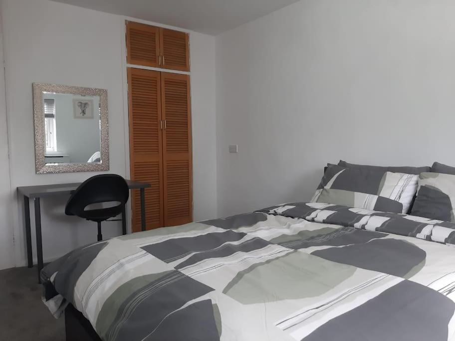 Entire Rental, Easy Reach To Etihad Stadium Manchester Extérieur photo